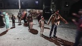Penduduk Palestina menunggu di jalanan Beit Lahia, Gaza, setelah pasukan keamanan Israel menyerang pos militer menggunakan jet-jet tempur. Serangan itu menyebabkan 25 terluka, termasuk di antaranya enam anak-anak. (Anadolu/Mustafa Hassona)