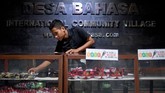 Desa Bahasa Borobudur, sekilas tampak seperti desa-desa pada umumnya, namun dari desa sinilah para anak muda kampung terbina secara fasih menguasai bahasa Inggris. (ANTARA FOTO/Sigid Kurniawan)