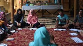 Berawal dari keinginan membantu masyarakat Borobudur, khususnya Desa Ngargogondo, agar mampu berkomunikasi dengan bahasa Inggris, Hani Sutrisno, bekas pedagang asongan Candi Borobudur, memberanikan diri untuk membuka kursus bahasa Inggris bagi masyarakat sekitar. (ANTARA FOTO/Sigid Kurniawan)