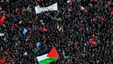 Ribuan demonstran pro-Palestina meneriakkan slogan anti-Amerika dan anti-Israel sambil mengibarkan bendera Turki dan Palestina dalam aksi demonstrasi di Istanbul, Turki pada 10 Desember 2017. Presiden Turki Recep Tayyip Erdogan menyebut Israel sebagai negara teroris. (AFP PHOTO / YASIN AKGUL)