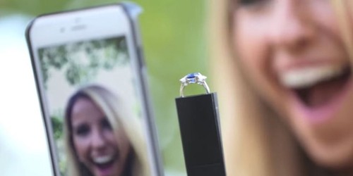 Diciptakan untuk Millennial, Ini Casing Handphone untuk Melamar Pasangan Diciptakan untuk Millennial, Ini Casing Handphone untuk Melamar Pasangan