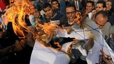 Demonstran meneriakkan slogan anti-Amerika, anti-Israel dan anti-Trump serta membakar bendera Israel dalam aksi protes di Lawyers Syndicate, Kairo, Mesir pada 10 Desember 2017. (REUTERS/Mohamed Abd El Ghany)