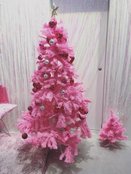 Pohon Natal Zaman Now, Bukan Hijau Tapi Bright Pink! Pohon Natal Zaman Now, Bukan Hijau Tapi Bright Pink!
