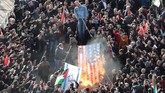 Bendera Amerika Serikat dan Israel menjadi sasaran kemarahan demonstran pro-Palestina di Istanbul, Turki, 10 Desember 2017. (REUTERS/Osman Orsal)