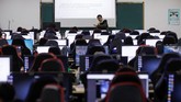 Disela latihan, mereka kerap memainkan permainan pertarungan multi-pemain seperti 'League of Legends' atau 'Honour of Kings'. (REUTERS/Tyrone Siu)