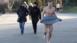FOTO: Basah dalam Dinginnya Hyde Park