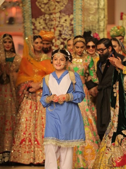 Fakta Mengerikan di Balik Senyum Model Cilik di Fashion Show Baju Pengantin Fakta Mengerikan di Balik Senyum Model Cilik di Fashion Show Baju Pengantin