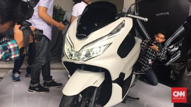 Membandingkan Generasi Terbaru Honda PCX dan Yamaha NMAX