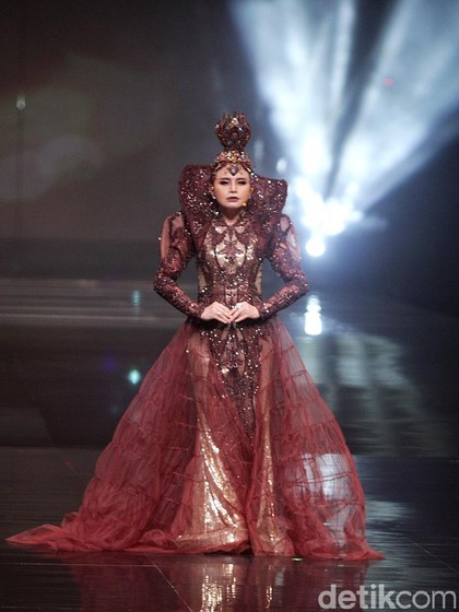 Foto: Megah, Gaya Rossa Jadi Dewi Tanah di Fashion Show 