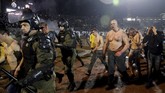 Petugas keamanan harus turun tangan untuk mengamankan kondisi di Stadion Partizana. Dikutip dari Fox Sports, menariknya kerusuhan justru terjadi antar kelompok suporter Partizan. (AFP PHOTO / PEDJA MILOSAVLJEVIC)