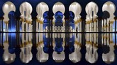 Pengunjung melangkah di halaman Masjid Raya Sheikh Zayed di ibu kota Uni Emirat Arab, Abu Dhabi. (AFP/GIUSEPPE CACACE)