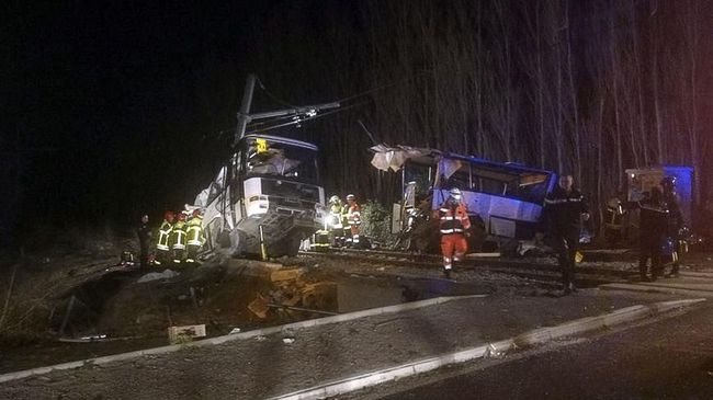 Bus Sekolah Terbelah Dua Ditabrak Kereta, 4 Orang Tewas