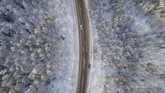 Foto udara menunjukkan jalan di tepian sungai Yenisei, di luar kota Krasnoyarsk, Rusia. Suhu udara saat itu mencapai minus 17 derajat Celcius. (REUTERS/Ilya Naymushin)