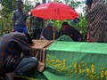 FOTO: Pemakaman Korban Gempa di Jawa