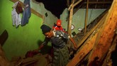 Gempa berpusat di barat daya Tasikmalaya, Jawa Barat, namun terasa hingga Bandung, Jakarta, Yogyakarta bahkan hampir di seluruh Pulau Jawa. (Anadolu/Moch Bustomi)
