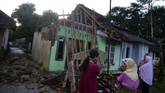 Warga menyaksikan rumah yang ambruk akibat gempa bumi di Desa Sumelap, Kota Tasikmalaya, Jawa Barat, Sabtu (16/12). Gempa berkekuatan 6,9 skala richter dan berpotensi tsunami dilaporkan terjadi pada Jumat (15/12) pukul 23:47:58 WIB di wilayah Tasikmalaya. (CNN Indonesia/Arya Budiman)