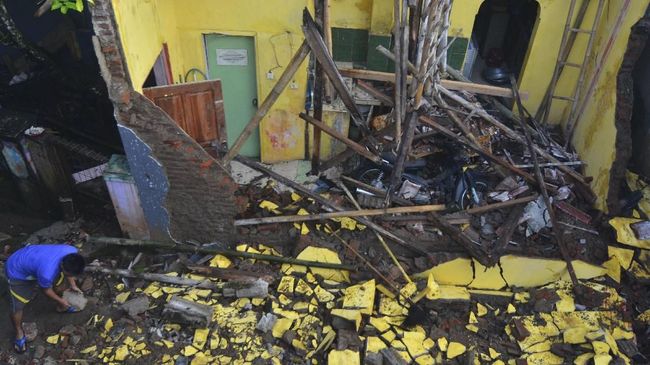 Sarang Burung Walet Di Cirebon Roboh 7 Orang Tewas