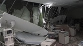 Kondisi ruangan hemodialisa RSUD Banyumas yang mengalami kerusakan akibat gempa bumi magnitude 6,9 SR, di RSUD Banyumas, Jawa Tengah, pada Sabtu (16/12). (Antara/Idhad Zakaria)