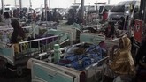 Karena rumah kondisi rumah sakit yang rusak parah, pasien harus dievakuasi ke pelataran parkir. ( Anadolu/Galih Widi )