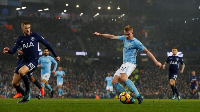Owen Sebut De Bruyne Lampaui Trio Legenda MU