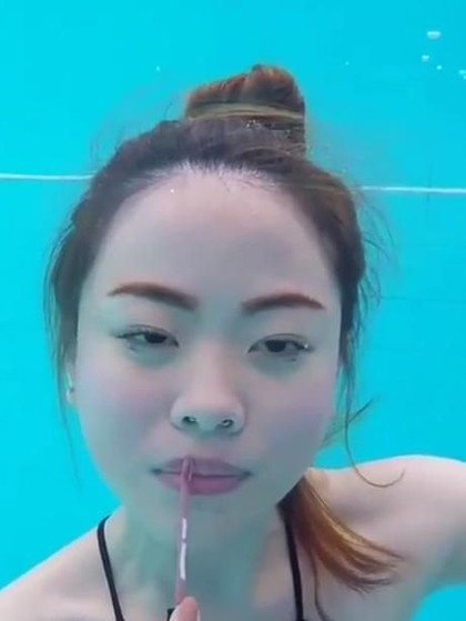 Wanita Pamer Tutorial Makeup di Dalam Air Ini Jadi Viral Wanita Pamer Tutorial Makeup di Dalam Air Ini Jadi Viral