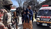 Saksi mata menceritakan kejadian berawal dengan ledakan kencang yang diikuti oleh suara tembakan. Pintu gereja runtuh dan menimpa jemaat di dalam ruangan, sementara yang lainnya bersembunyi di balik meja. (REUTERS/Naseer Ahmed)