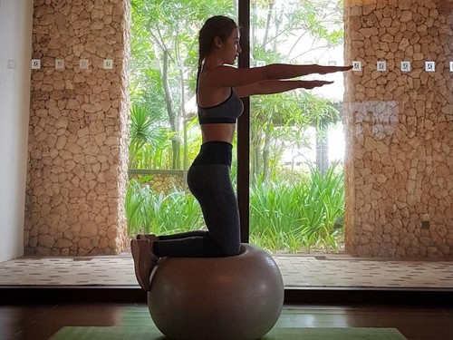 Guru Fitnes Cantik Ini Squat 1000 Kali Sehari demi Punya Bokong Indah Guru Fitnes Cantik Ini Squat 1000 Kali Sehari demi Punya Bokong Indah