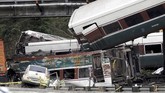 Termasuk pengguna jalan, lebih dari 100 orang segera dibawa ke rumah sakit di Pierce dan Thurston. Empat di antaranya mengalami luka-luka serius. (REUTERS/Steve Dipaola)