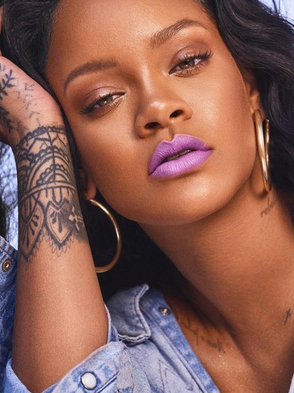 Rihanna Rilis Lipstik Warna-warna Aneh, Hijau Hingga Ungu Violet Rihanna Rilis Lipstik Warna-warna Aneh, Hijau Hingga Ungu Violet