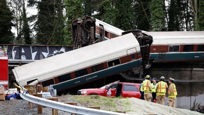 Kereta Api AS Tergelincir dari Jembatan, 3 Tewas