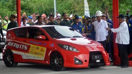Presiden Jokowi Mengaku Deg-degan Jajal Mobil Listrik Ezzy II