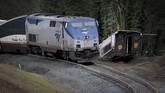Kereta nahas itu membawa 77 penumpang dan tujuh awak. Beberapa penumpang berhasil menyelamatkan diri dengan mendobrak jendela. (REUTERS/Steve Dipaola)