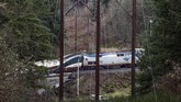 Belum jelas apakah rute baru antara Tacoma dan Olympia yang dicoba oleh kereta api nahas ini menyebabkan kecelakaan. Otoritas setempat menyebut rute itu telah diperiksa dan diuji beberapa pekan sebelum kecelakaan. (AFP Photo/Kathryn Elsesser)