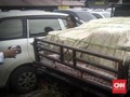 Polisi Serang Sita 20 Ribu Saos Tak Berlabel Halal