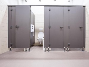 Viral Cara Antre Toilet yang Benar, Bukan di Depan Bilik