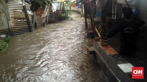 Air Meluap akibat Hujan, Tanggul Kali Sekretaris Jakbar Bocor