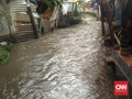 Air Meluap akibat Hujan, Tanggul Kali Sekretaris Jakbar Bocor