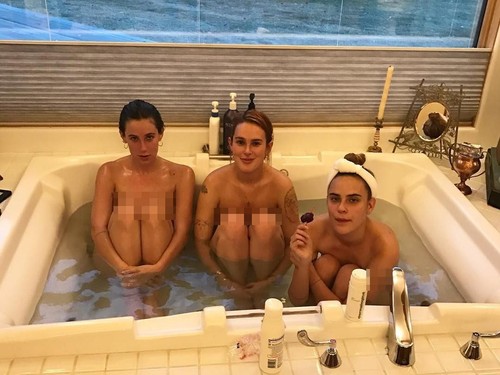 3 Putri Bruce Willis Pamer Foto Tanpa Busana Saat Mandi Bersama 3 Putri Bruce Willis Pamer Foto Tanpa Busana Saat Mandi Bersama