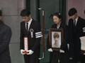 VIDEO: Personel SHINee Antar Jonghyun ke Pemakaman