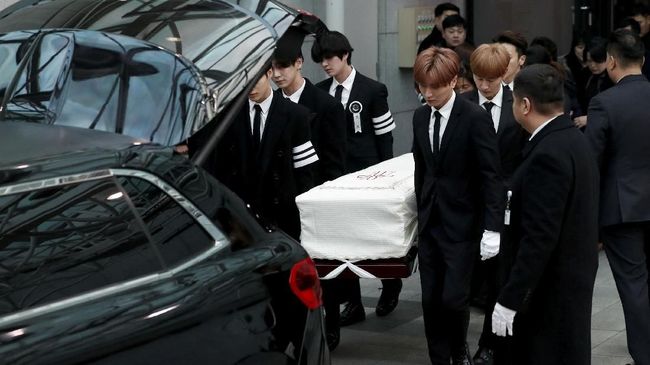 Personel SHINee dan Super Junior Angkut Peti Mati Jonghyun