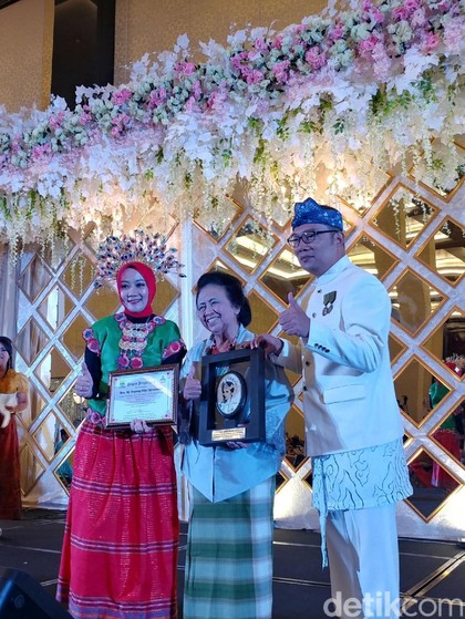 Hari Ibu, Ceu Popong Hingga Medina Zein Raih Gelar Perempuan Berprestasi Hari Ibu, Ceu Popong Hingga Medina Zein Raih Gelar Perempuan Berprestasi