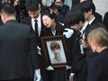 FOTO: Air Mata Iringi Pemakaman Jonghyun 'SHINee'