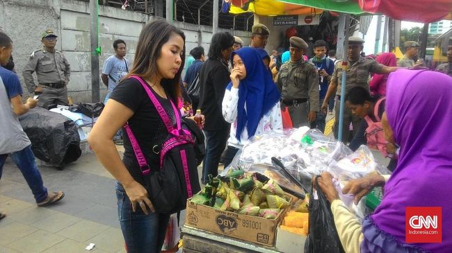 Jalan Tanah Abang Ditutup, PKL Tetap Berdagang di Trotoar