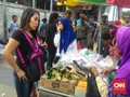 Jalan Tanah Abang Ditutup, PKL Tetap Berdagang di Trotoar