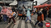 Pengunjung menaiki bus TransJakarta Tanah Abang Explore di depan Stasiun Tanah Abang di kawasan Jatibaru yang kini ditempati ratusan PKL. (CNN Indonesia/Adhi Wicaksono).