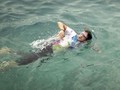 Di Kepulauan Seribu, Sandi Berenang dan Menyanyi 'Kasih Ibu'