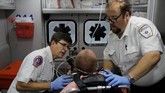 Akibat banyaknya korban over dosis opioid setiap harinya, paramedis senantiasa memastikan bahwa mereka telah membawa naksolon, obat bagi korban dalam jumlah yang cukup di mobil ambulans. (REUTERS/Brian Snyder)