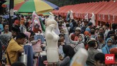 Para pengunjung tampak memadati Jalan Jatibaru, tepatnya di depan Stasiun Tanah Abang. Hari ini hari pertama para PKL menempati lapak-lapak yang diberikan Pemprov DKI. (CNN Indonesia/Adhi Wicaksono).