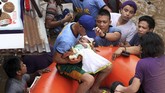 Siklon ini ikut memicu banjir dan longsor, seperti disampaikan kepolisian dan otoritas bencana setempat. (AFP PHOTO / Messan ANNAM)