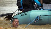 Pihak berwenang masih mengonfirmasi laporan adanya satu desa yang tertimbun longsor akibat hujan lebat dan topan (REUTERS/Froilan Gallardo)